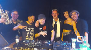DJ Cassie 6 met DJ Dominick, zangeres Juliet July, percussionist Koen van den Broek en saxofonist Gebrand Brederveld tijdens op optreden tijdens Breda Jazz.