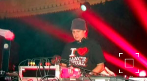 DJ Cassie 6 achter de draaitafels.