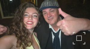 Jazz zangeres Ann Louise (Janneke Teijen) samen met DJ Dominick.