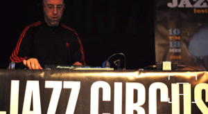 DJ Ronny Hammond achter de draaitafels tijdens een optreden met het Jazz Circus Collective.