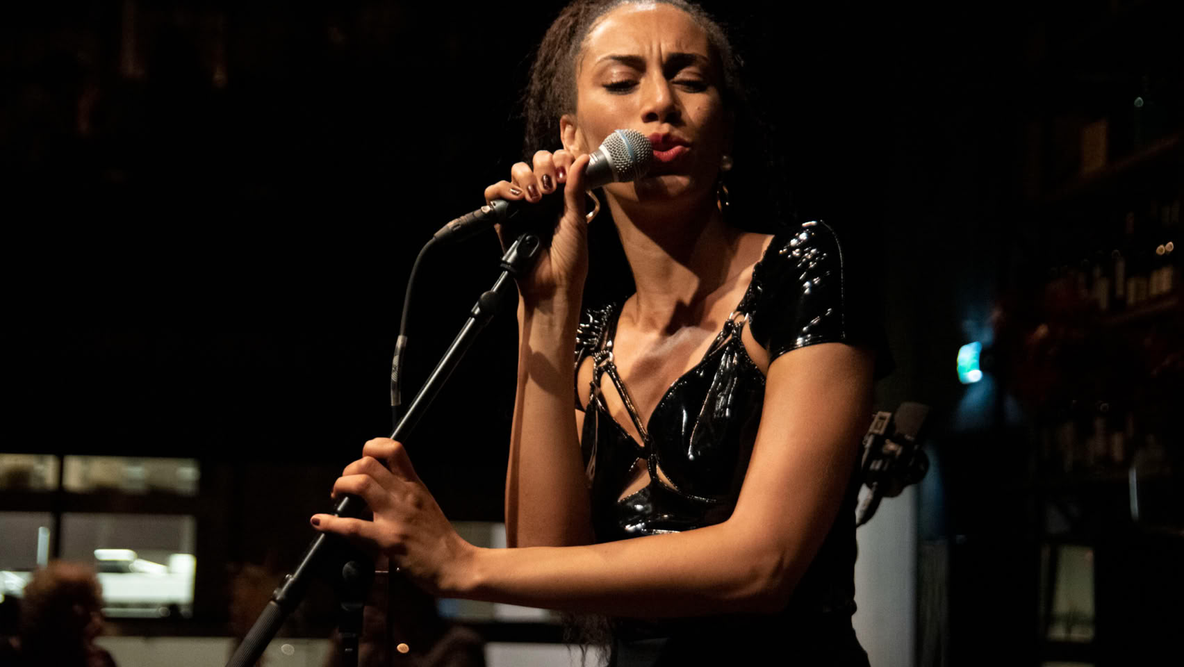 Juliet July jazz zangeres treedt live op met leden van het Jazz Circus Collective.