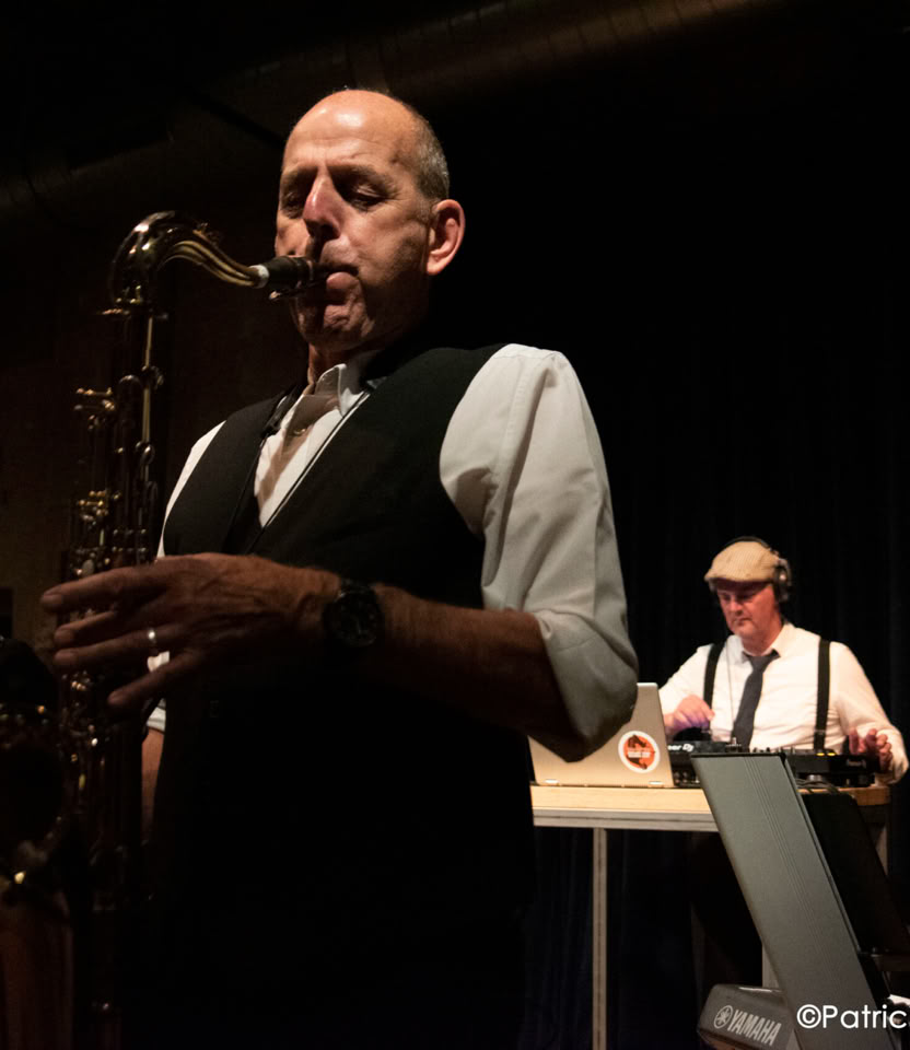 Saxofonist Gerbrand Brederveld met op de achtergrond DJ Dominick achter de draaitafel.