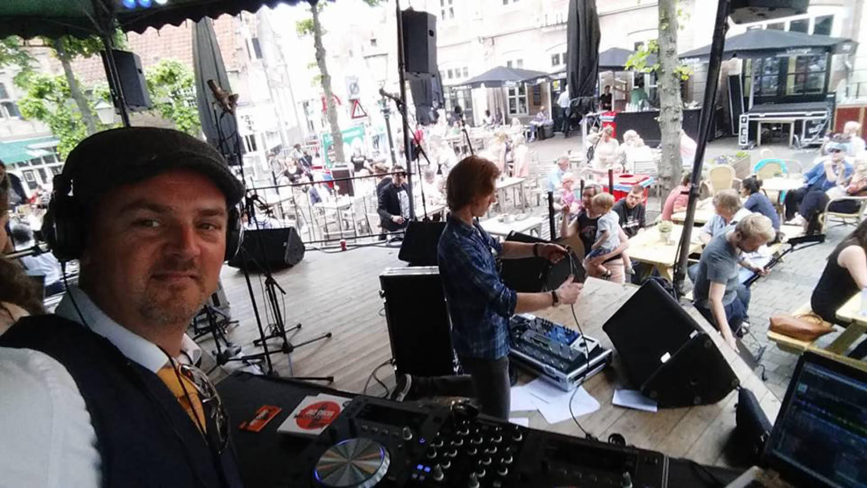 DJ Dominick tijdens een live optreden.