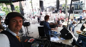 DJ Dominick soundchecking voor een optreden buiten.