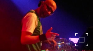 DJ Ronny Hammond tijdens een live optreden met het Jazz Circus Collective.