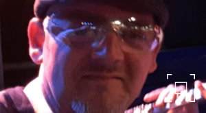 DJ Dominick met groovy glasses tijdens een jazz optreden in Breda.