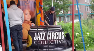 DJ Cassie 6 treedt buiten op met de Jazz Circus Collective.