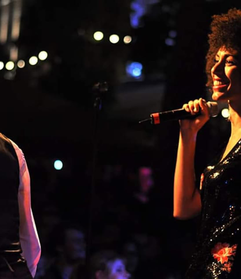 Juliet July zingt en Dominick freestyle danser tijdens een live optreden in Breda.