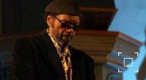 Warren Byrd achter de piano tijdens een live optreden.