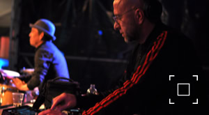 DJ Ronny Hammond treedt samen op met percussionist Koen van den Broek.